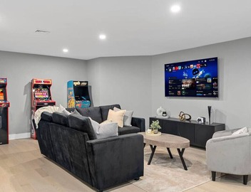 Ultimate Cambridge Mansion Sleeps 14 with Spa Bath, HUGE Game Room & 2 Parking 4
