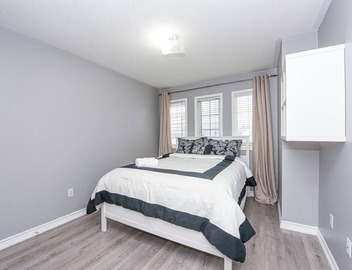 4 Bedrooms 4 Baths Entire Cozy Home in Mississauga 10 Mins Toronto Airport 3