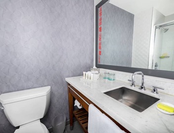 Modern King Bed Suite with Living Area Close to Major Attractions in Atlanta 5