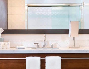 Modern King Bed Suite with Living Area Close to Major Attractions in Atlanta 4