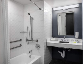 Modern King Bed Suite with Living Area Close to Major Attractions in Atlanta 3