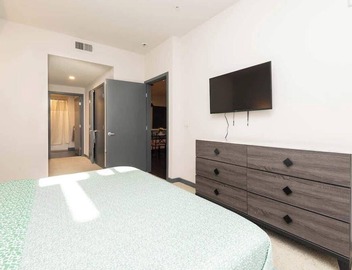 Modern 3BR City Escape | Balcony & Rooftop Pool 3