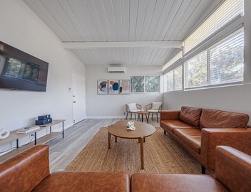 Spacious 2-Bedroom Apt in Beverly Hills Residential Area 4