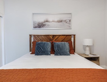 Spacious 2-Bedroom Apt in Beverly Hills Residential Area 4