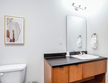 Landing | Chic 1BD, Courtyard 3