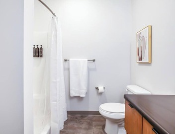 Landing | Chic 1BD, Courtyard 4