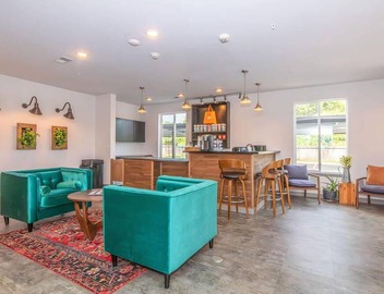 Landing | Chic 1BD, Courtyard 5