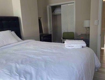 Cozy 1-bedroom townhome in a fantastic Washington neighborhood with AC 2