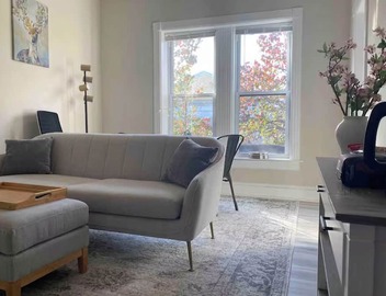 Cozy 1-bedroom townhome in a fantastic Washington neighborhood with AC 4