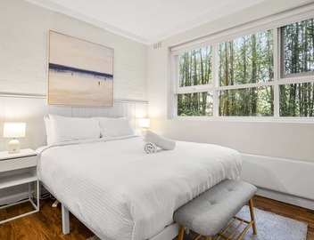 Charming 1-Bed with Fireplace by the Beach 2