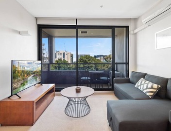 Central 1-Bed Apartment with Secure Parking 3