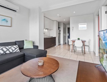 Central 1-Bed Apartment with Secure Parking 4
