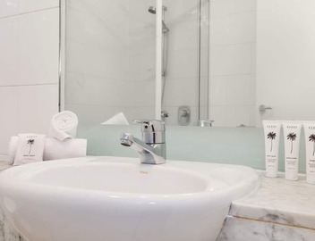 Luxe 2-Bed Apartment with River Views Near Casino 2
