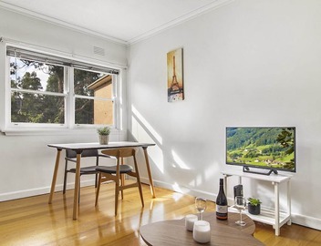 Comfy One-Bedroom Unit Between City and Airport 5