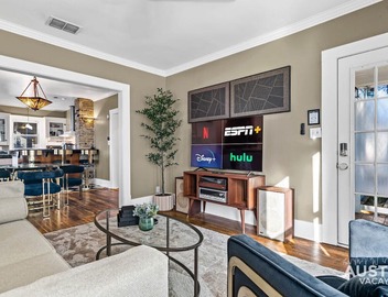Pet-Friendly East Austin Home w Free Parking & Grill│Walk to 6th & Rainey 3