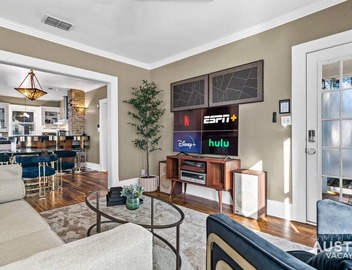 Pet-Friendly East Austin Home w Free Parking & Grill│Walk to 6th & Rainey 4