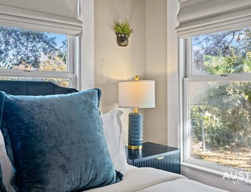 Pet-Friendly East Austin Home w Free Parking & Grill│Walk to 6th & Rainey 2