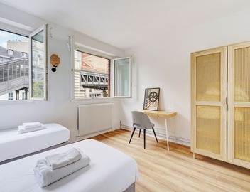 Soothing 2-bedroom apartment with AC in vibrant Paris 4