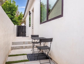Modern bright & airy studio located in trendy Beverlywood close to Beverly Hills 5