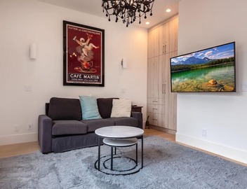 Modern bright & airy studio located in trendy Beverlywood close to Beverly Hills 2