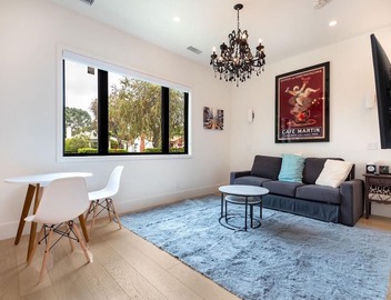 Modern bright & airy studio located in trendy Beverlywood close to Beverly Hills 4
