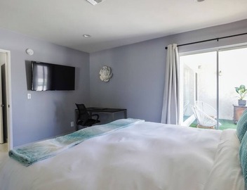 Cozy 2-bedroom condo in peaceful studio city with AC 5