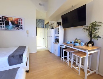 Private Studio suite by Beverly Hills w 2 Queen beds. 5 minutes to Rodeo Drive! 2