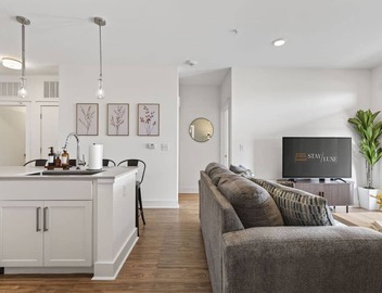Queen City Breeze - Free Parking, Pool, Walkable 5