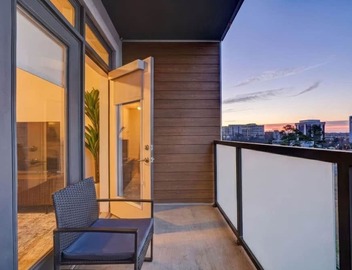 Queen City Breeze - Free Parking, Pool, Walkable 2