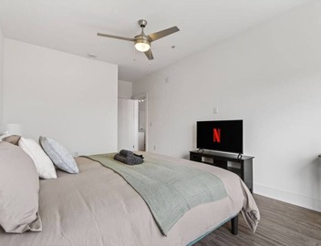 Queen City Breeze - Free Parking, Pool, Walkable 5