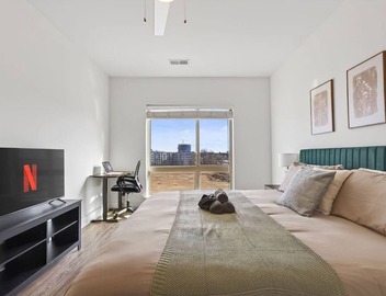Queen City Breeze - Free Parking, Pool, Walkable 3