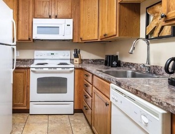 Estes Park | Estes Park Lodge Stay | Hot Tub & Fireplace | 2BR 4