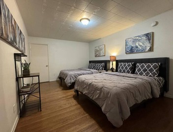 Spacious 4 bedroom home by Melrose and 10 minutes to Hollywood Walk of Fame 5