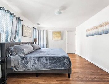 Spacious 4 bedroom home by Melrose and 10 minutes to Hollywood Walk of Fame 2