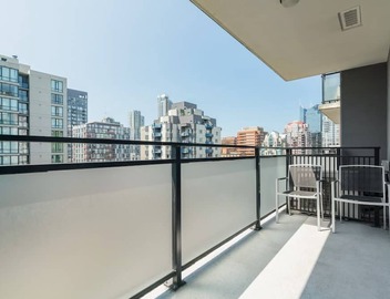 Stylish 1BR Suite in Yaletown w/Balcony & Views 2