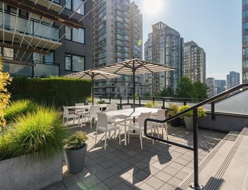 Stylish 1BR Suite in Yaletown w/Balcony & Views 3