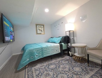Cozy 1-king size bedroom house in quiet Waterbury with 75" TV in your bedroom. 2