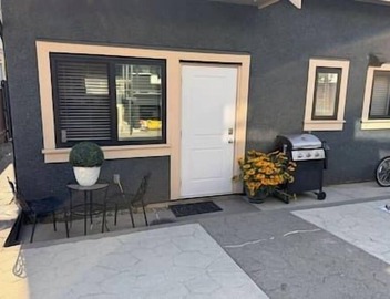 Cozy Laneway House Getaway 4
