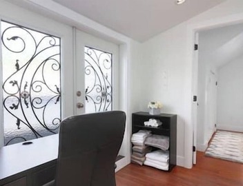 Cozy Laneway House Getaway 3