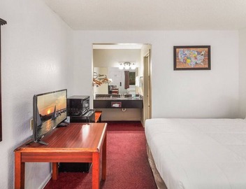 Affordable Room Near Scenic Gene Coulon Beach Park – Just 2.7 Miles! 3