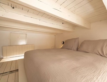 A bright and stylish loft in the heart of Amsterdam, with a cozy interior, plenty of natural light and all the modern conveniences for a relaxing stay in the city. 2