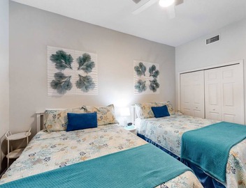 Beautiful condo minutes form beach with WiFi AC and pool One dog OK 4