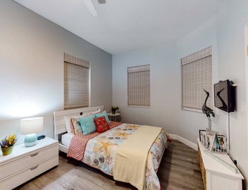 Beautiful condo minutes form beach with WiFi AC and pool One dog OK 5