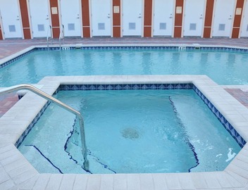 Beautiful condo minutes form beach with WiFi AC and pool One dog OK 3