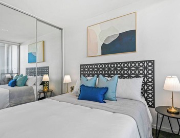 Skyline Dreams: 3BR Luxury Above Docklands / City Views & Pool 2