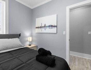New Luxury Unit 2 bed+ Laundry+ Parking 2
