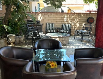 Cozy and charming house all you need is here Several relaxing area awaiting 4-U 5