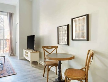Roami at Canal Quarters Cozy Studio + Balcony 5