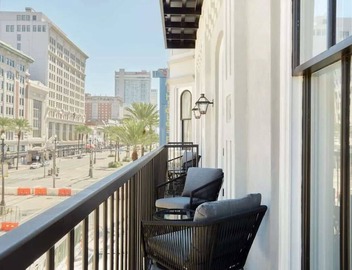 Roami at Canal Quarters Cozy Studio + Balcony 5