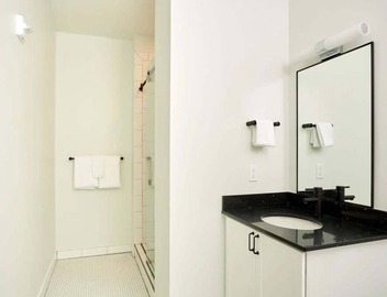 Roami at Canal Quarters Cozy Studio + Balcony 4